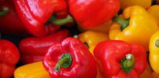 Городники назвали компоненти, які можна додати у лунку до перців влітку