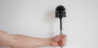 Як очистити наліт на унітазі