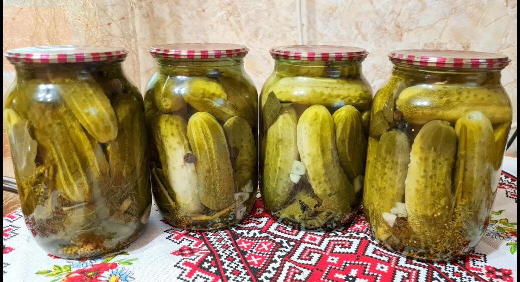 Побачила, що свекруха не додає оцет у консервовані огірки: спробувала і не розчарувалася — значно соковитіше 