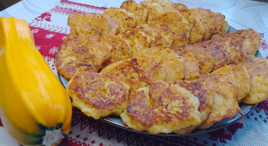 Готую кабачкові оладки лише за цим рецептом: 15 хвилин часу і всього 2 яйця для супер-страви на сніданок 