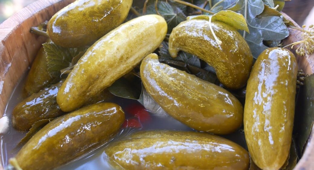 Мариновані огірки за 30 хвилин у холодильнику виходять як бочкові: перевірений роками фірмовий рецепт 