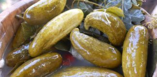 Кухар розповів, як за 30 хвилин зробити бочкові огірки без консервації