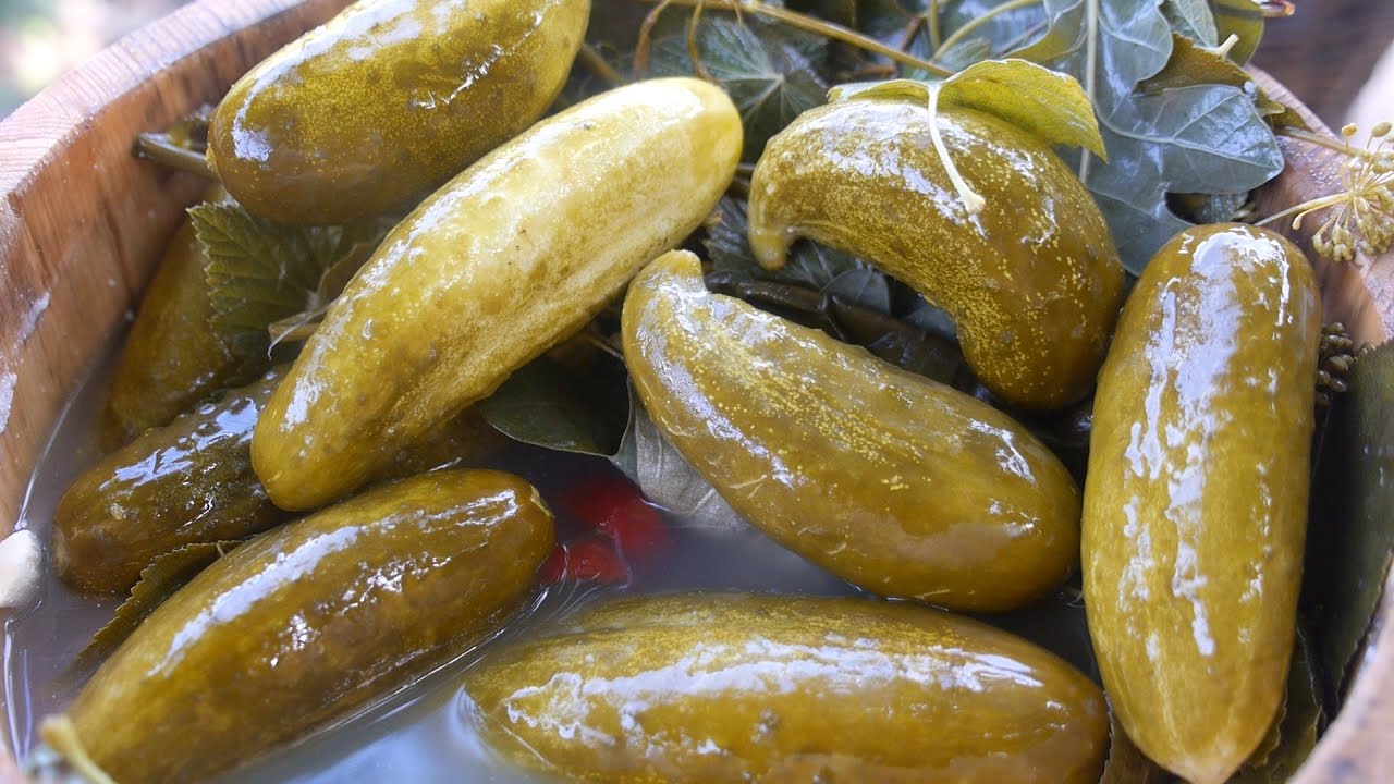 Кухар розповів, як за 30 хвилин зробити бочкові огірки без консервації