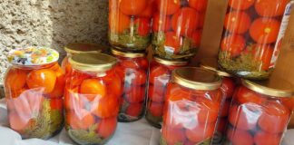 Кулінар розповів, як уникнути тріщин у томатах під час консервації