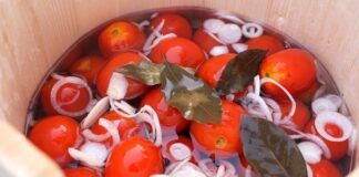 Експерти розповіли, як квасити помідори у пакетах замість банок
