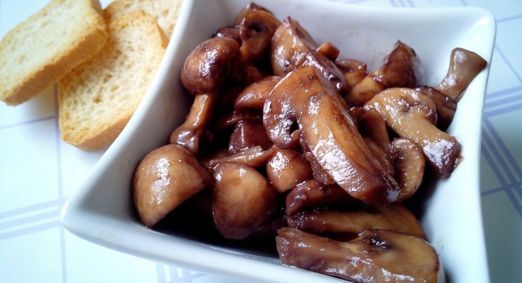 Консервовані гриби ніколи не купую, бо роблю їх сама за 5 хвилин: навіть у банки не закатую, їмо просто так 