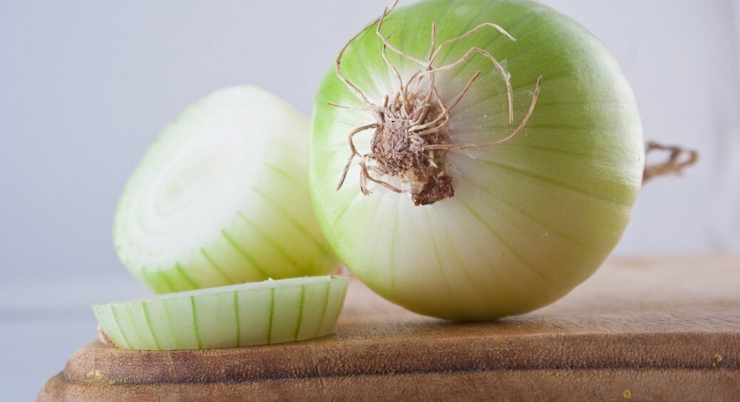 Беру цибулю, кладу в морозилку на 15 хв: свекруха одразу сміялася, а я тепер не маю ніяких проблем на кухні 