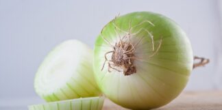 Експерти розповіли, як почистити цибулю без сліз та запаху