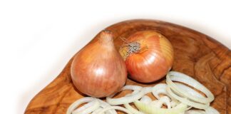 Кухар розповів, навіщо заморожувати цибулю перед нарізанням