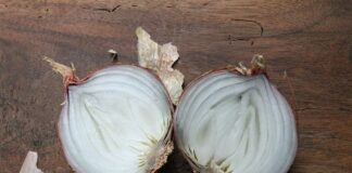 Експерти розповіли, як з сушеної цибулі зробити корисну приправу