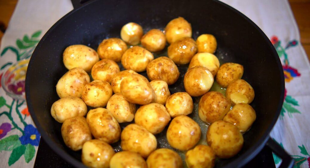 Молоду картоплю тепер готую тільки так: недаремно випитала цей рецепт у сусідки – виходить неймовірно смачно 