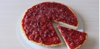 Простий та швидкий рецепт сирного пирога з полуницею