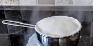 Експерти розповіли, як відмити пригоріле молоко від каструлі