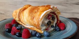 Рулет-млинець з лохиною: простий та швидкий рецепт