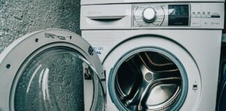 Навіщо класти вологу серветку в барабан під час прання 