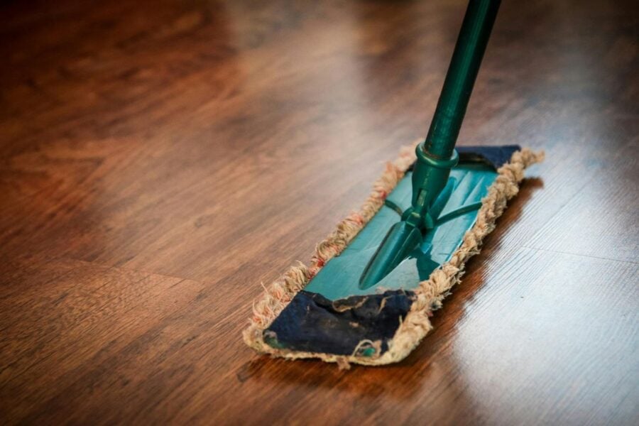 Простий лайфхак, як швидко відчистити підлогу до блиску