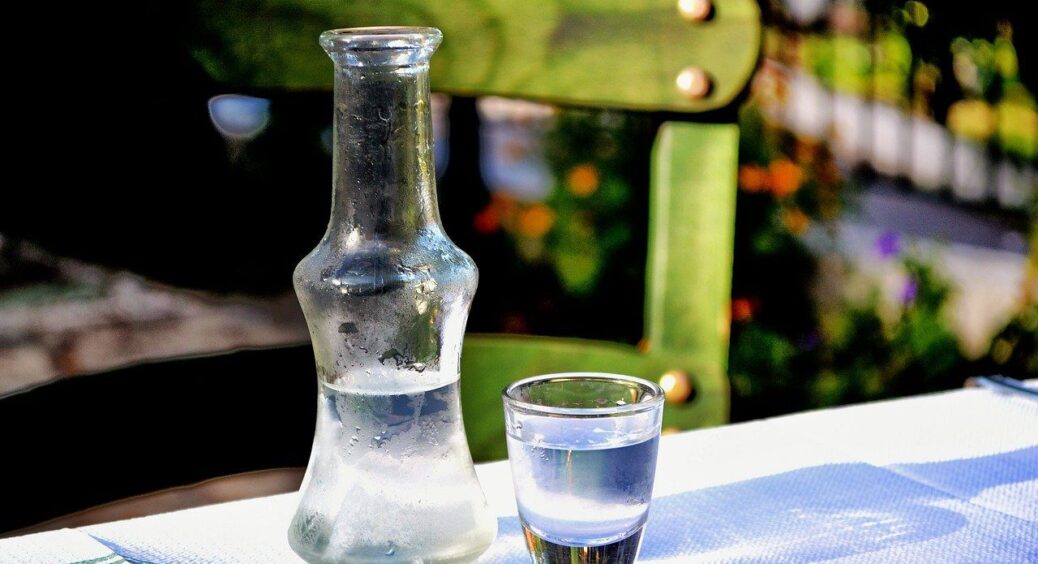 Поцупила у свекра пляшку “біленької” з гаража – і тепер тісто пухке, взуття свіже, а дзеркала без розводів 