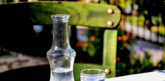 Експерти розповіли про незвичні способи використання горілки в побуті	