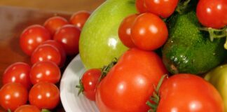 Експерти розповіли, з яких відходів можна зробити добриро для томатів
