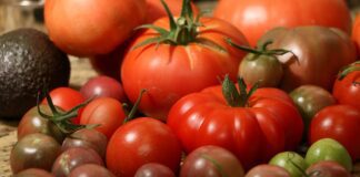 Городник розповів, як поливати томати, аби плоди не тріснули