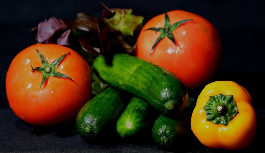 Експерти порадили просте, але ефективне добриво для помідорів на грядці – підійде всім