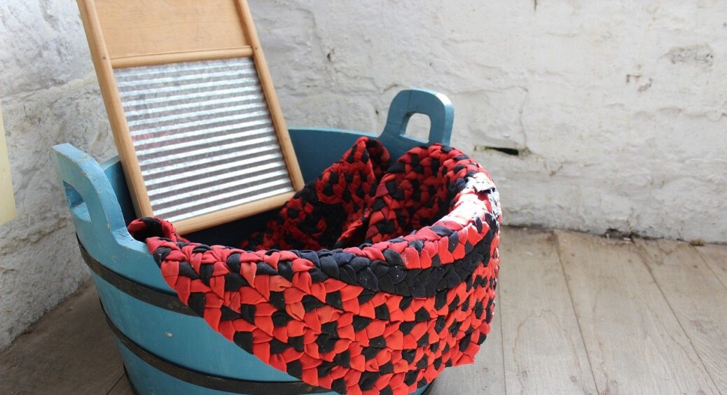 Плямам — ні: як вивести з білого сліди від малини, полуниці, смородини? Рецепт дієвого домашнього засобу 