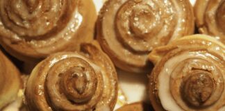 Рецепт трояндових булочок з абрикосами