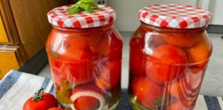 Господині розповіли, що класти у банку з помідорами, щоб вони не вибухали 