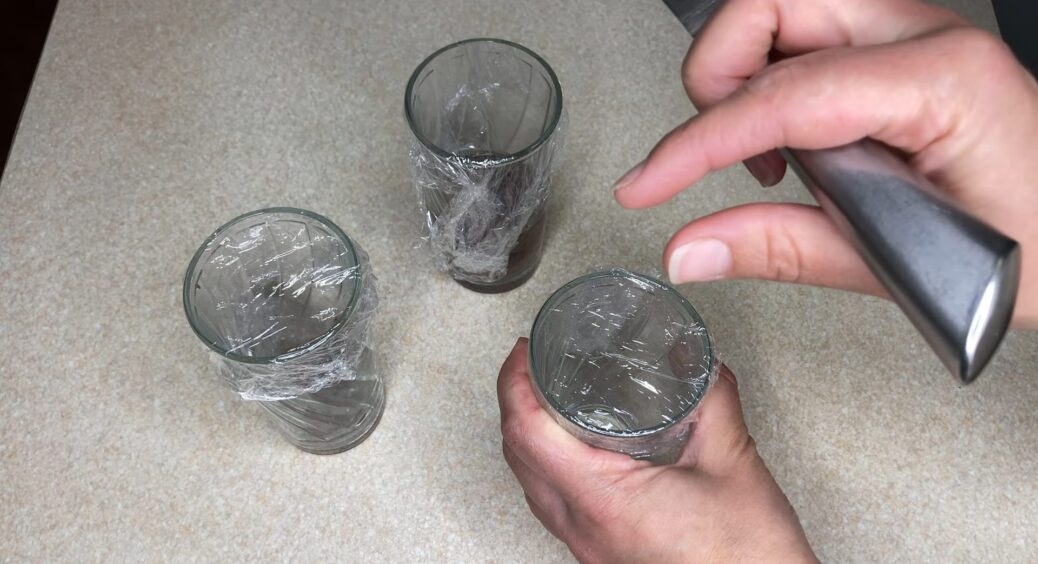 Роблю 5 отворів у харчовій плівці та обгортаю склянку: це не “Вуду”, а геніальний “пристрій” для дому 