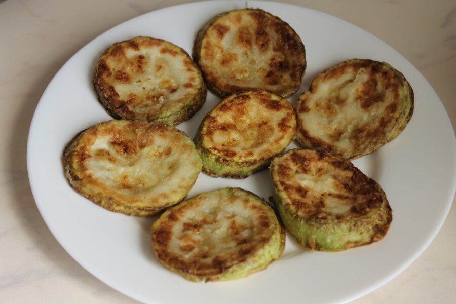 Кулінарні експерти розповіли, як приготувати смачні смажені кабачки в домашніх умовах