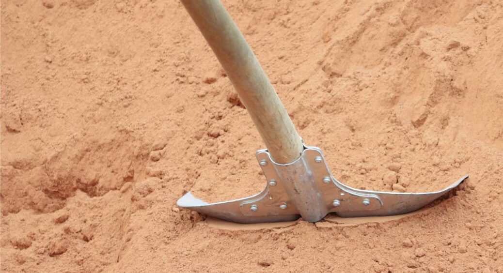 Я була вражена ефектом! 4 причини, чому варто сипати пісок на газон для покращення якості трави 