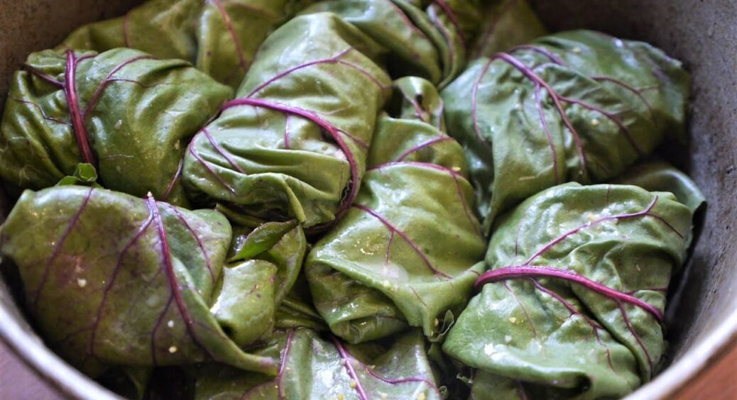 Листя буряків не викидаю, а роблю міні-голубці: смакує, як долма на виноградному листі, а готується легко 