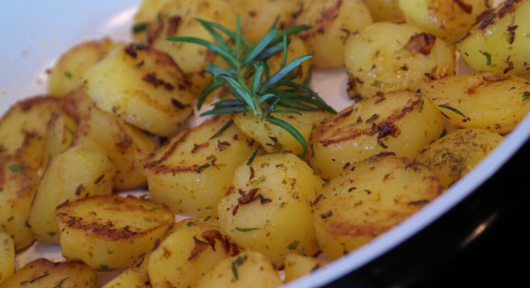 Картопля буде прилипати і “чорніти”, якщо робити ці 3 помилки: дід-білорус розповів, як треба смажити бульбу 