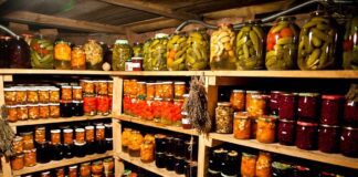 Городники розповіли, які продукти не можна зберігати в погребі