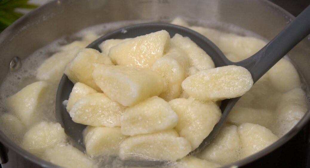 4 шеф-кухарів спитали, як готувати ліниві вареники, щоб у кип’ятку вони не перетворювалися на кашу: 1 трюк 