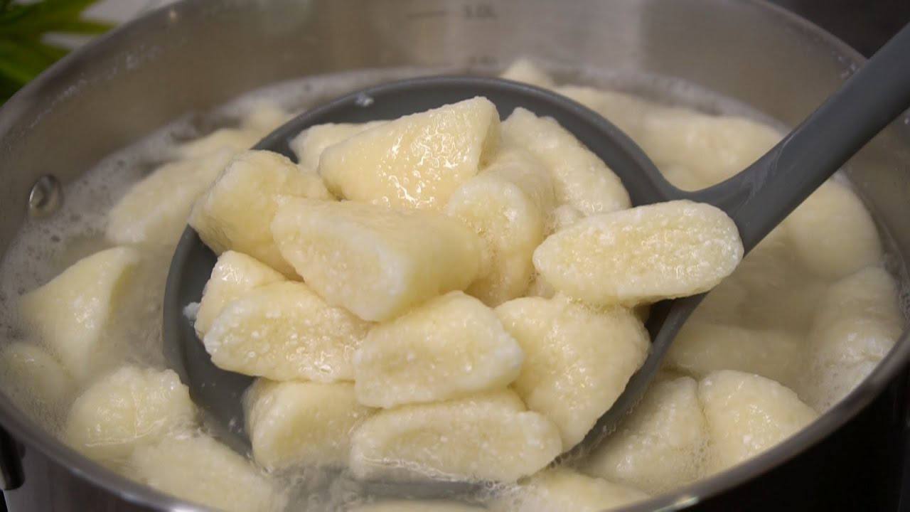 Кулінари розповіли, як варити ліниві вареники, щоб вони не розповзалися у воді 