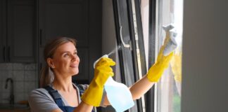 Господині порадили дієвий засіб, який допоможе відмити вікна без розводів
