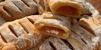 Кулінари поділилися рецептом листкових пиріжків з варенням у духовці