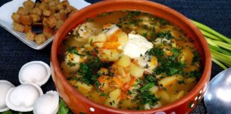Кулінари поділилися рецептом супу з пельменями та картоплею за 30 хвилин