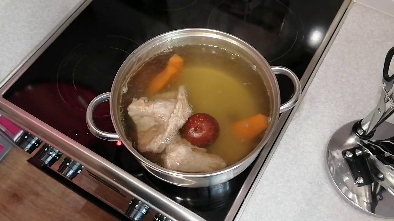 Господині розповіли, як правильно приправляли бульйон для перших страв 