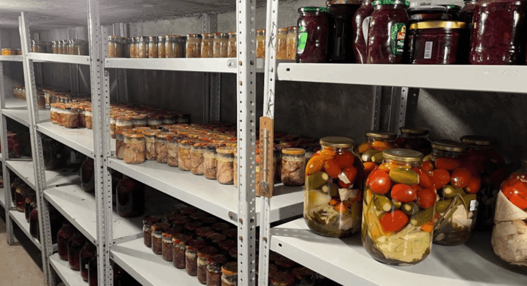 Весни не чекаю – вже зараз роблю “ревізію” в погребі: 3 ознаки, що банку з консервацією час викинути 