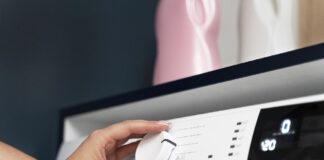 Господині розповіли, навіщо класти целофановий пакет до пральної машини