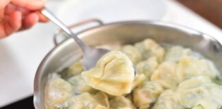 Кулінари розповіли, чому не можна кидати пельмені в киплячу воду