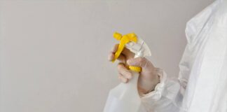 Господині розповіли, як застосувати засіб для миття скла в побуті