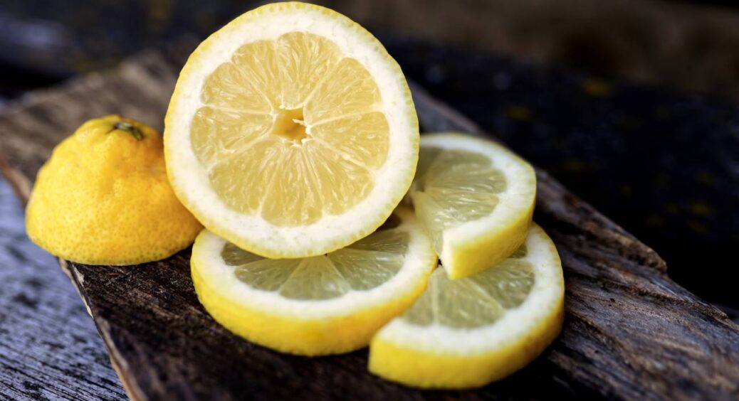 Вода з лимоном для кімнатних рослин – справжня панацея: свекруха-садівниця розповіла, в чому її користь 