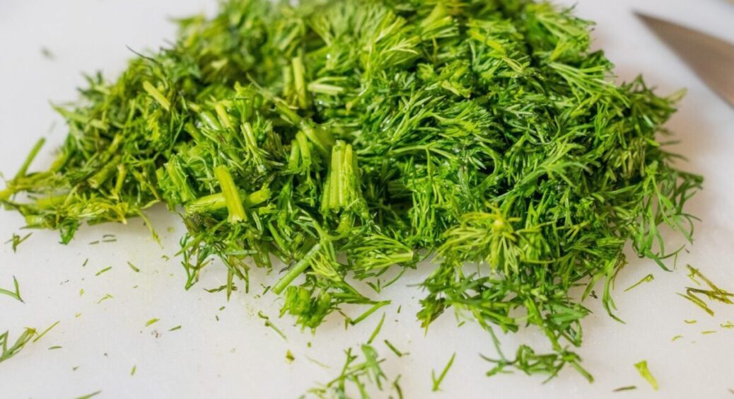 Заморожена зелень – ні смаку, ні запаху, ні користі: я виявила, як потрібно зберігати кріп і петрушку взимку 