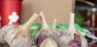 Городники розповіли про осіннє підживлення часнику