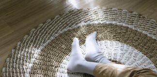 Експерти розповіли, чим можна швидко відіпрати білі шкарпетки без зусиль