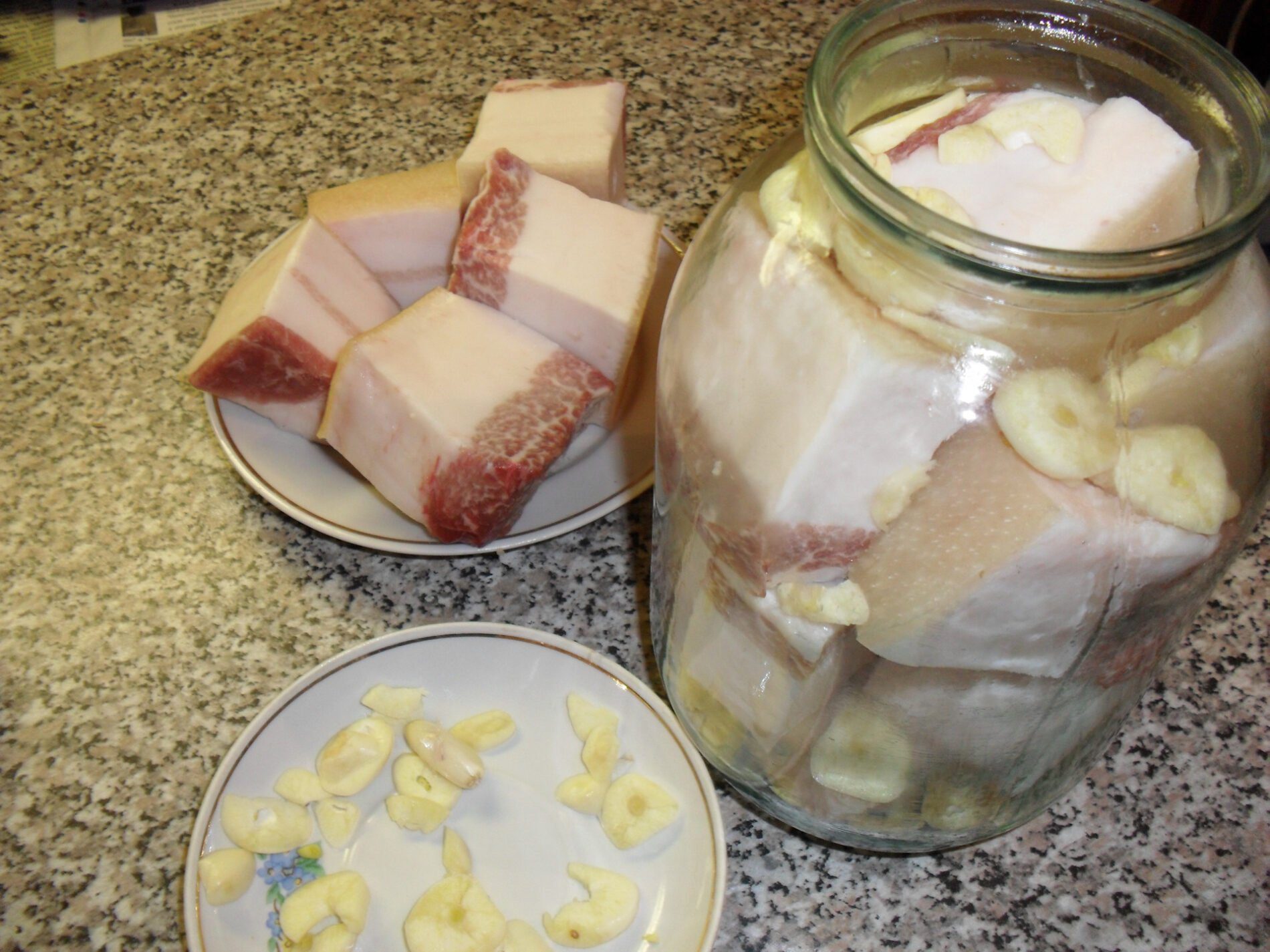 Кулінари назвали смачний рецепт ніжного та мʼякого сала 