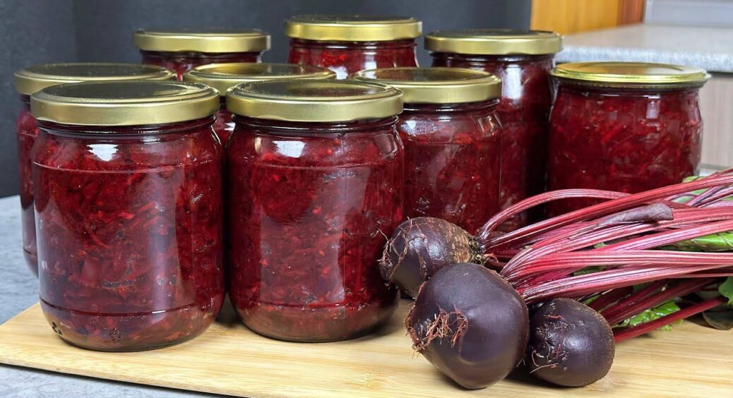 Буряк з морквою та цибулею чудово смакує і як самостійна страва, і як заправка до борщу. Закрила 70 баночок 
